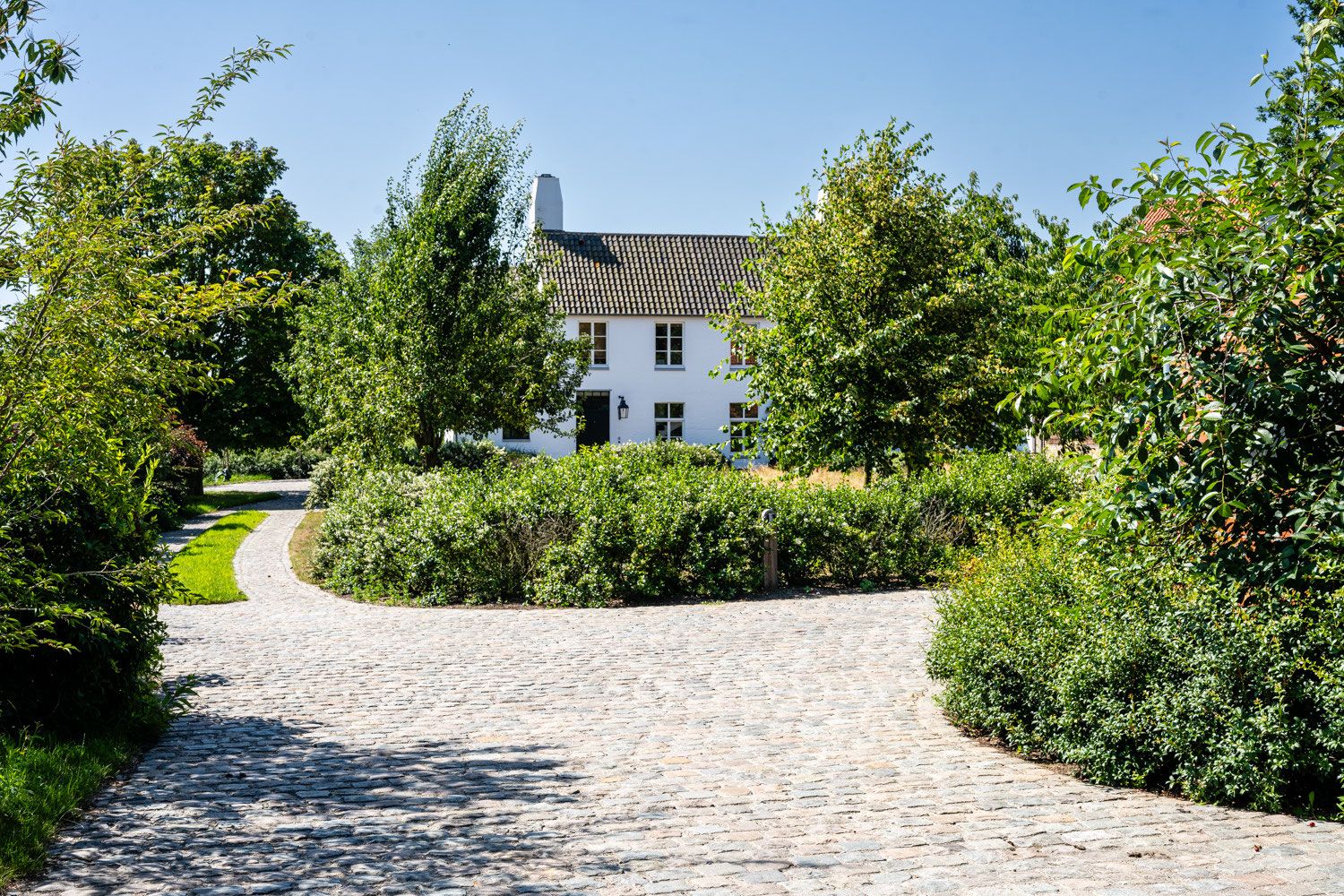 Oprit in kasseien aangelegd door Van Holderbeke Dirk